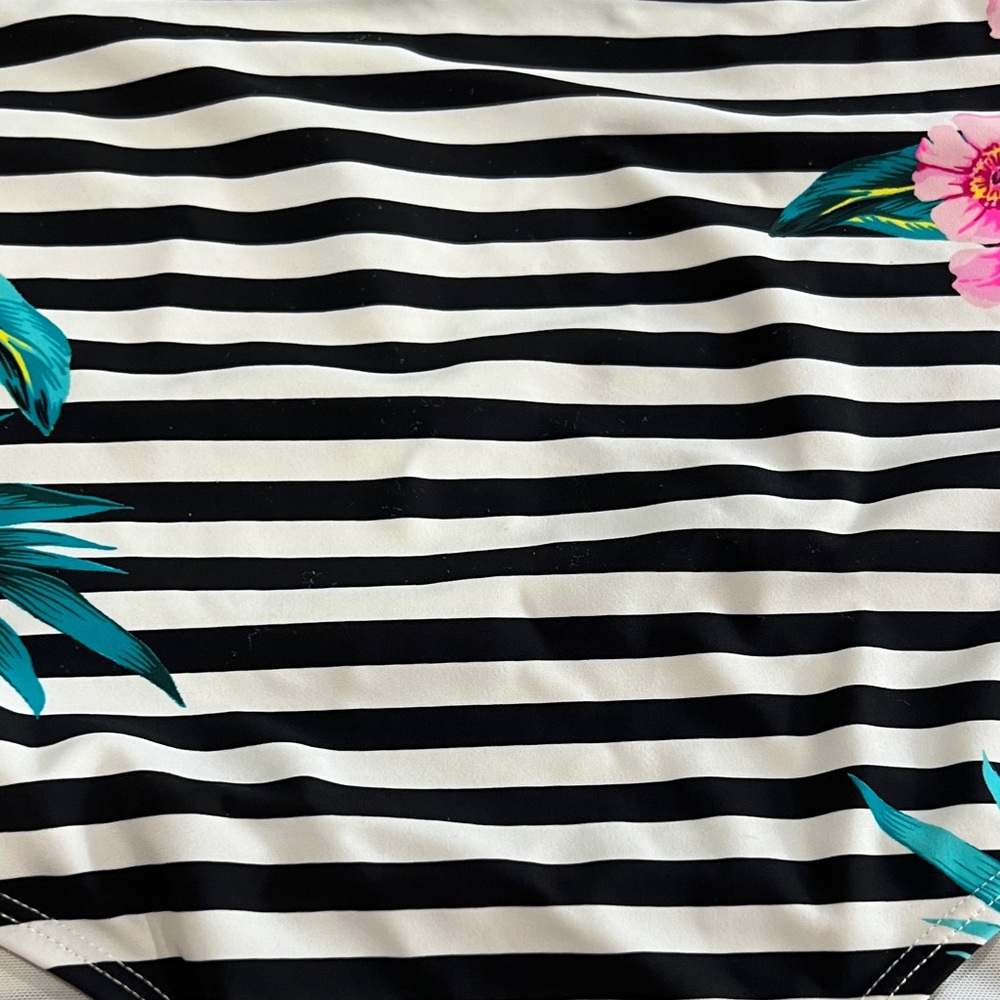 Torrid Black and White Striped Floral Swimsuit 5x top and 4x bottoms - Picture 4 of 13